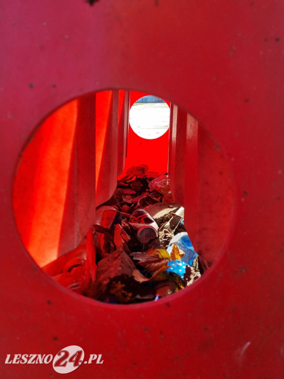 W Alei Gwiazd Żużla nie wszystkie śmieci trafiają do koszy