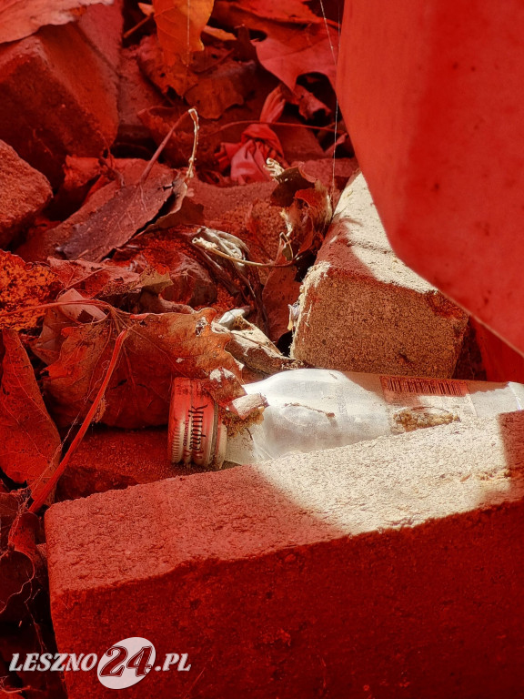 W Alei Gwiazd Żużla nie wszystkie śmieci trafiają do koszy