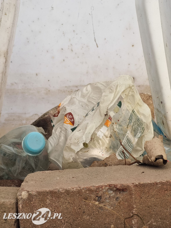 W Alei Gwiazd Żużla nie wszystkie śmieci trafiają do koszy