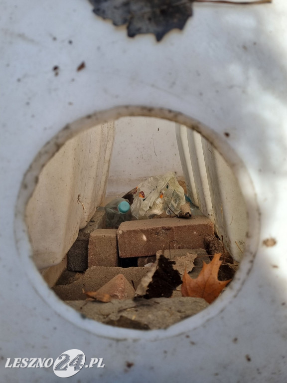 W Alei Gwiazd Żużla nie wszystkie śmieci trafiają do koszy