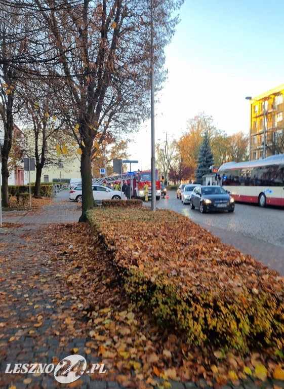 Trzy wozy strażackie przy ul. Dąbrowskiego