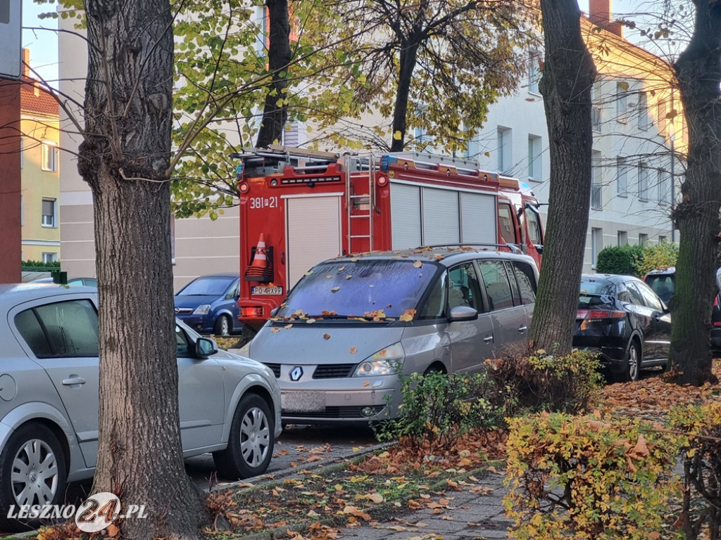 Trzy wozy strażackie przy ul. Dąbrowskiego