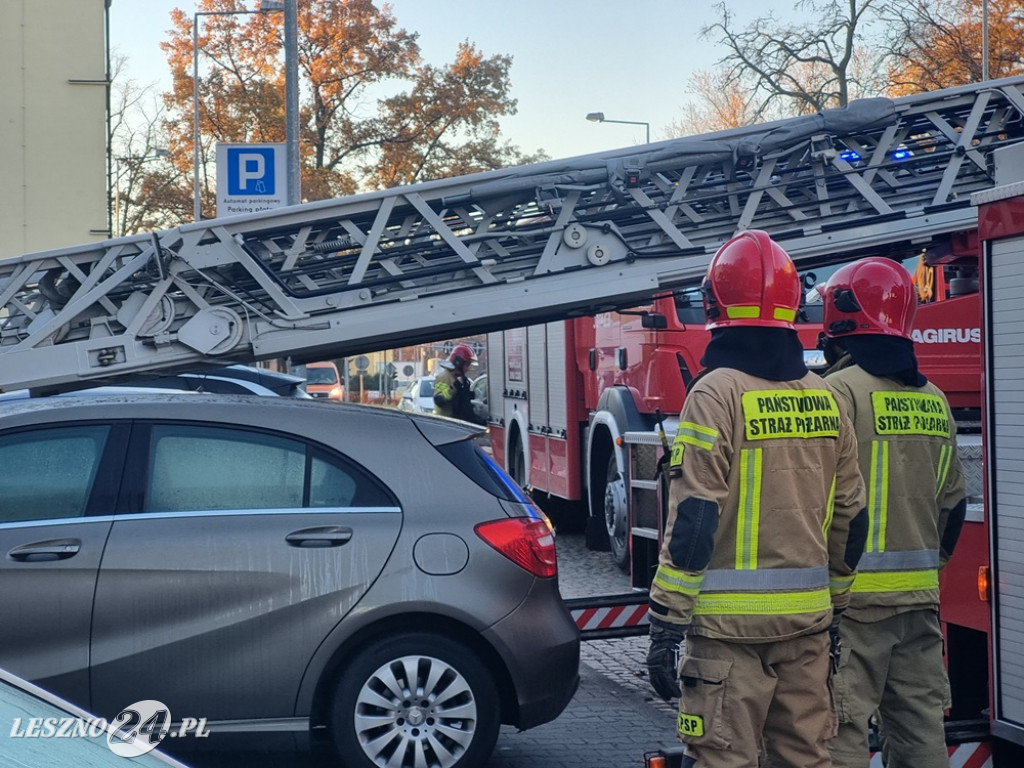 Trzy wozy strażackie przy ul. Dąbrowskiego