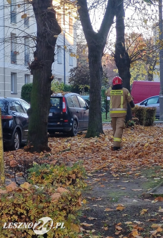 Trzy wozy strażackie przy ul. Dąbrowskiego