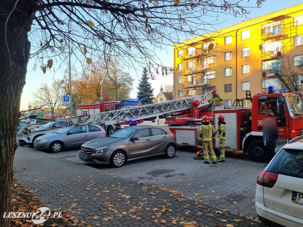 Trzy wozy strażackie przy ul. Dąbrowskiego