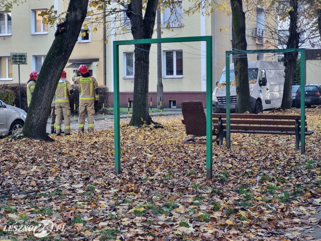 Trzy wozy strażackie przy ul. Dąbrowskiego