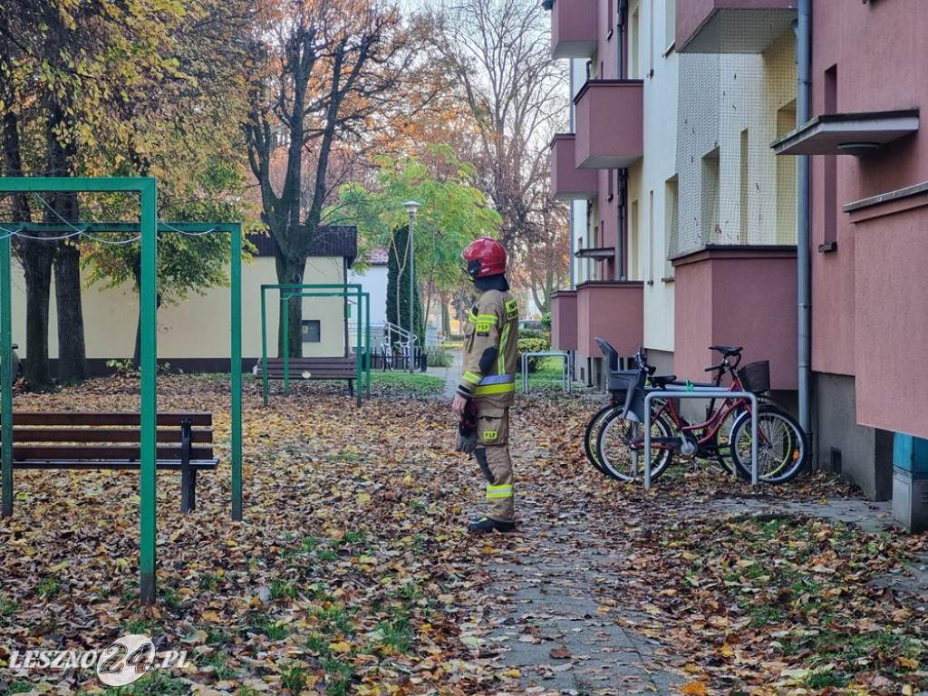 Trzy wozy strażackie przy ul. Dąbrowskiego