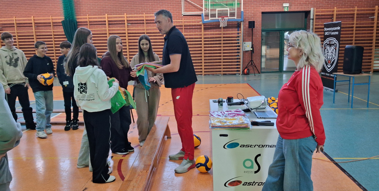 Goście u siatkarek i siatkarzy z UKS 9 Leszno
