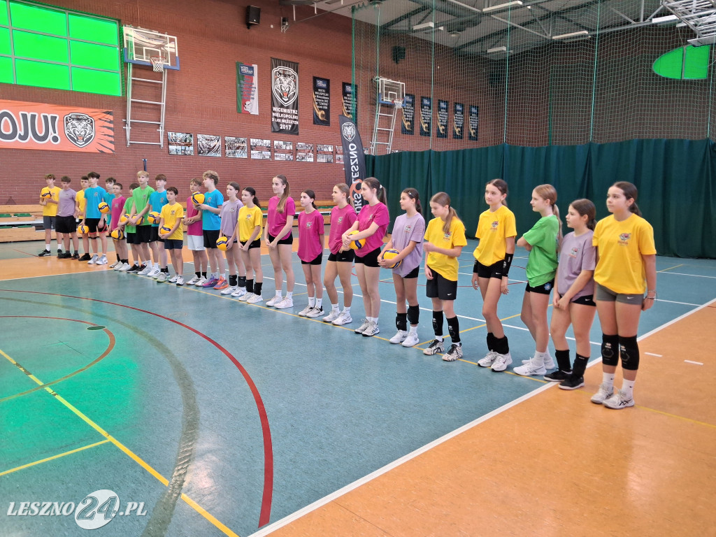 Goście u siatkarek i siatkarzy z UKS 9 Leszno