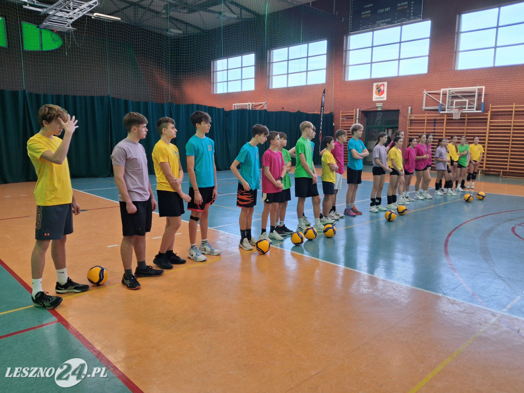 Goście u siatkarek i siatkarzy z UKS 9 Leszno