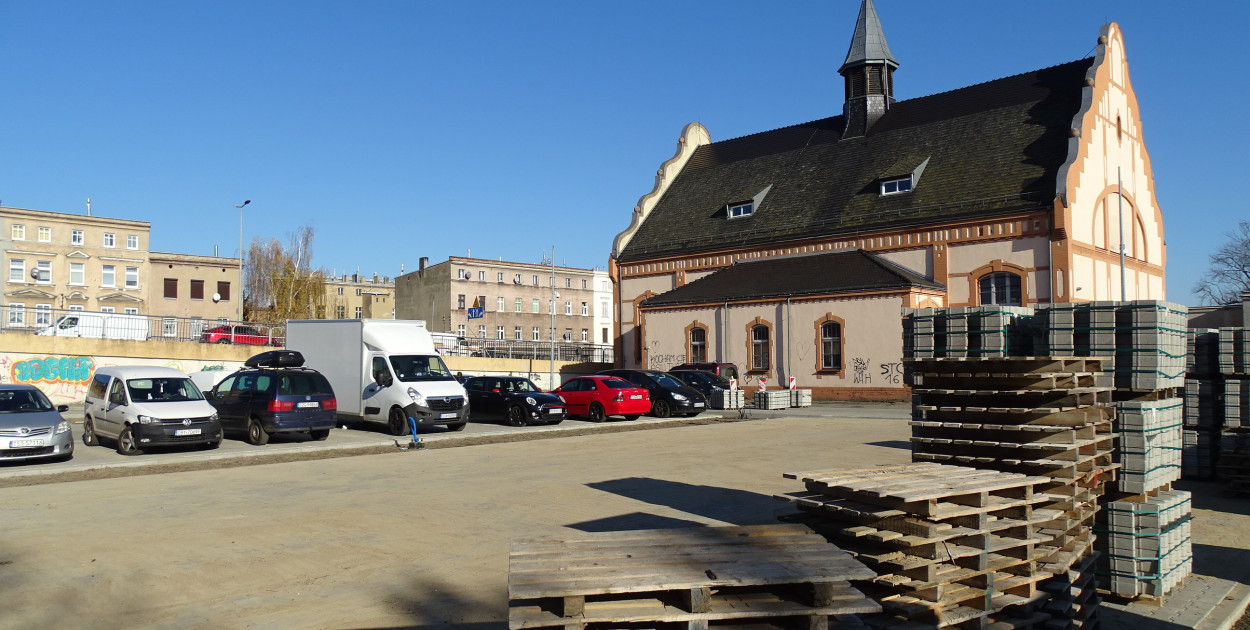 Parking przy hali Ćwicznia Miejska w Lesznie