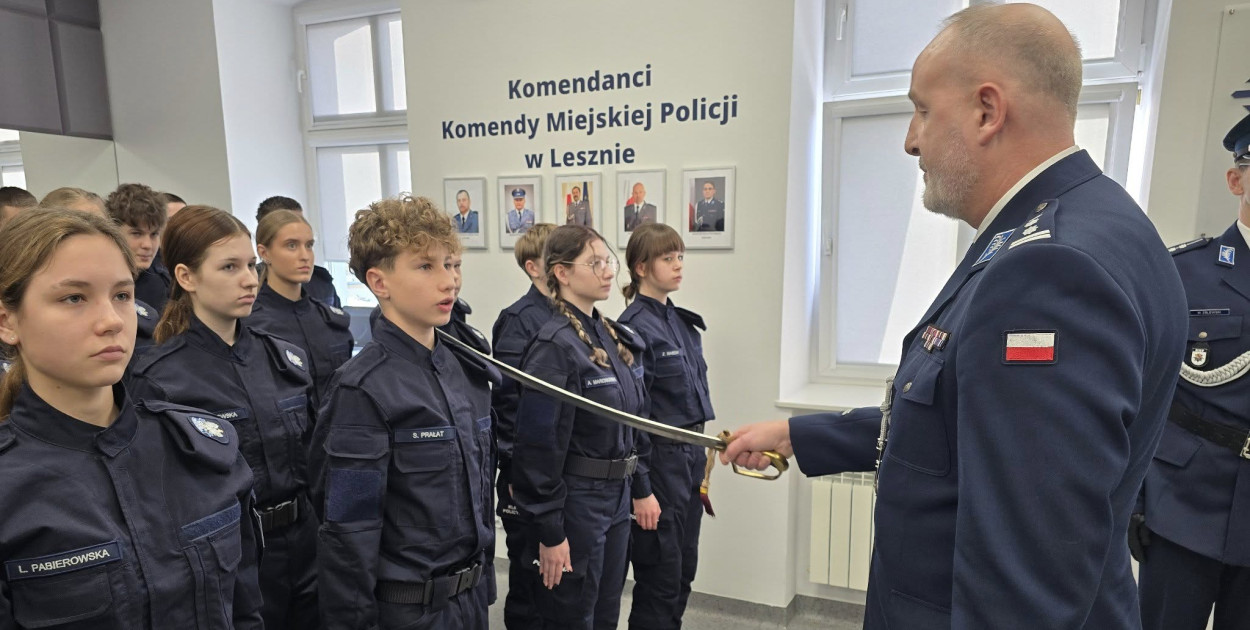 Komendant pasował uczniów pierwszej klasy policyjnej