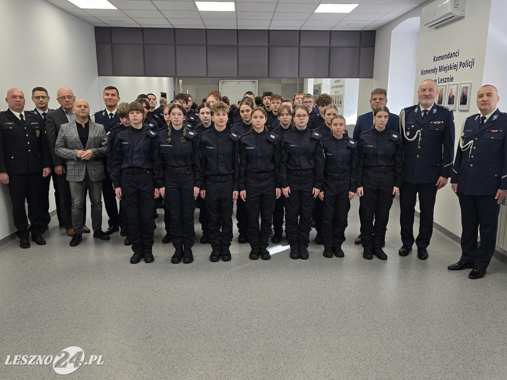 Komendant pasował uczniów pierwszej klasy policyjnej