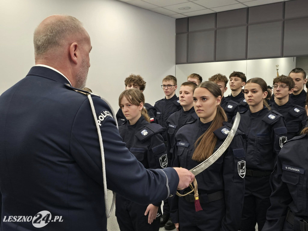 Komendant pasował uczniów pierwszej klasy policyjnej