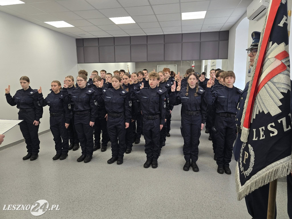 Komendant pasował uczniów pierwszej klasy policyjnej