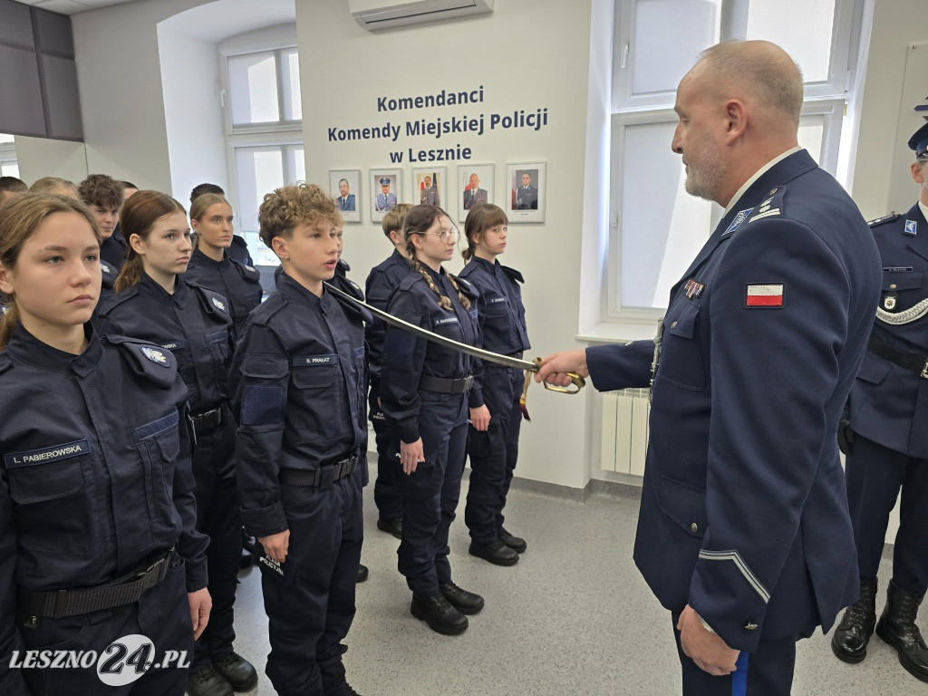 Komendant pasował uczniów pierwszej klasy policyjnej