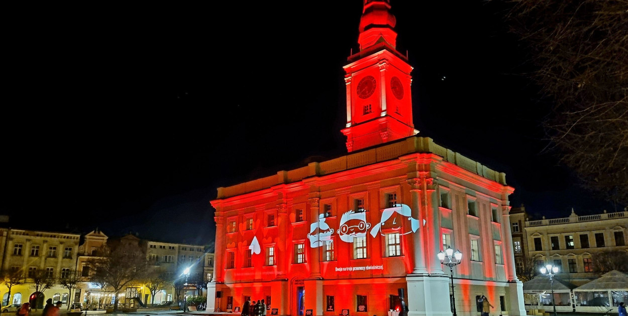 Ratusz w Lesznie podświetlony na czerwono