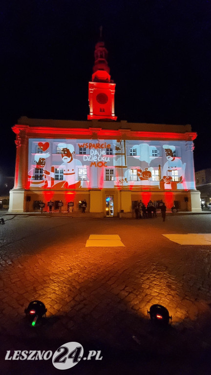 Ratusz w Lesznie podświetlony na czerwono