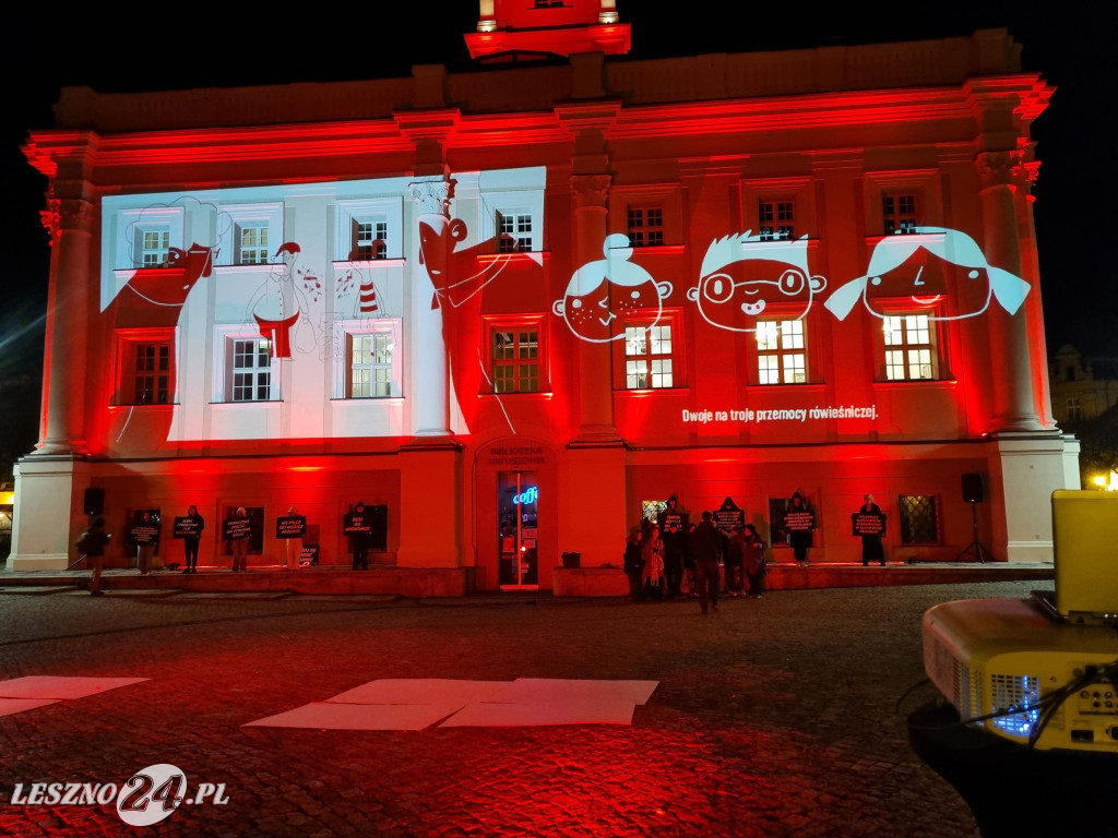 Ratusz w Lesznie podświetlony na czerwono