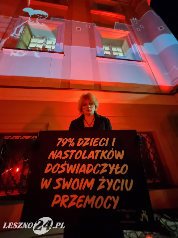 Ratusz w Lesznie podświetlony na czerwono