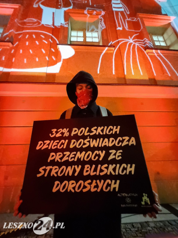 Ratusz w Lesznie podświetlony na czerwono