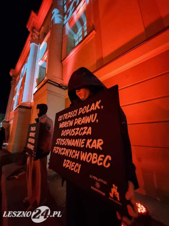 Ratusz w Lesznie podświetlony na czerwono