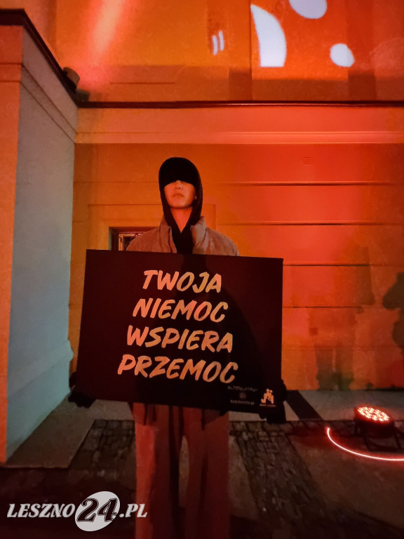 Ratusz w Lesznie podświetlony na czerwono