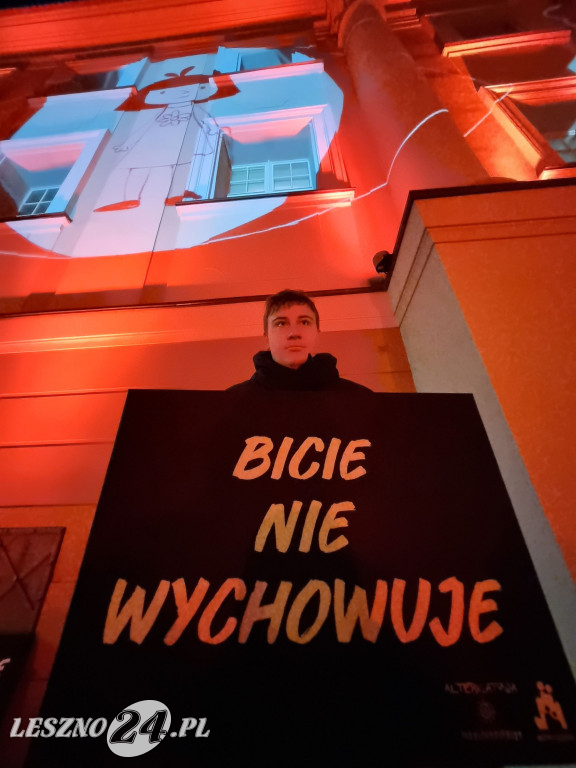 Ratusz w Lesznie podświetlony na czerwono