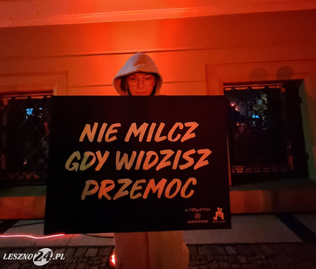 Ratusz w Lesznie podświetlony na czerwono