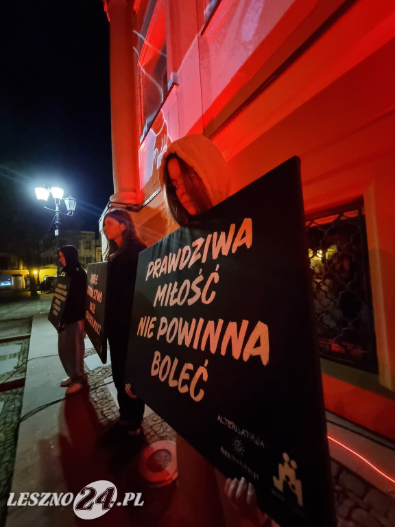 Ratusz w Lesznie podświetlony na czerwono