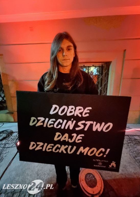 Ratusz w Lesznie podświetlony na czerwono