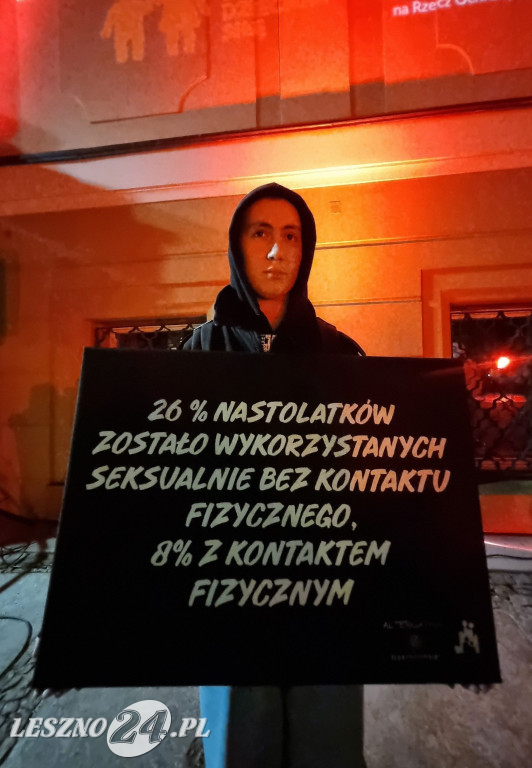 Ratusz w Lesznie podświetlony na czerwono