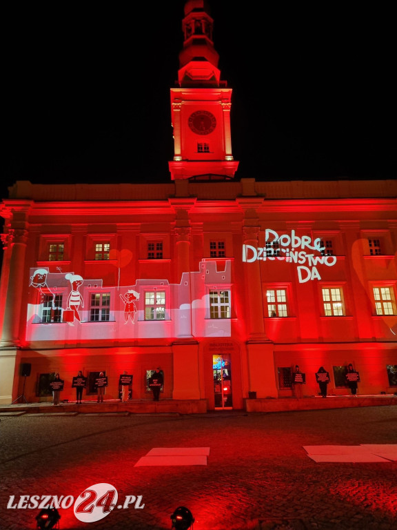 Ratusz w Lesznie podświetlony na czerwono