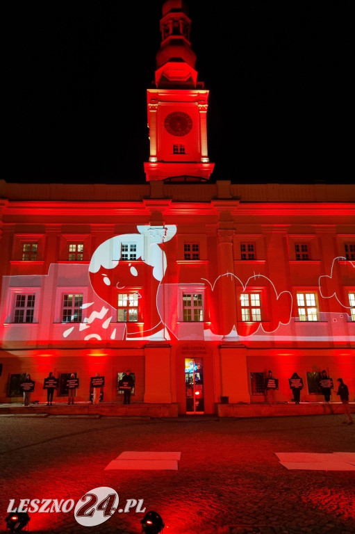 Ratusz w Lesznie podświetlony na czerwono