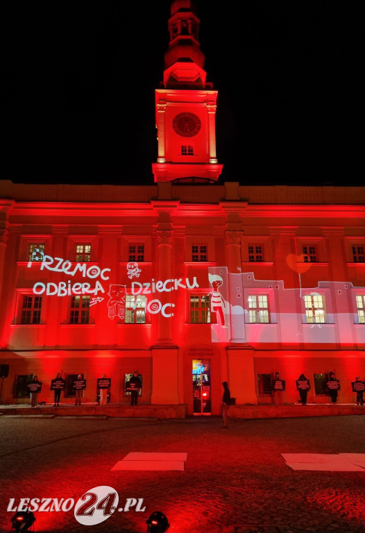 Ratusz w Lesznie podświetlony na czerwono