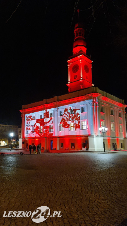 Ratusz w Lesznie podświetlony na czerwono