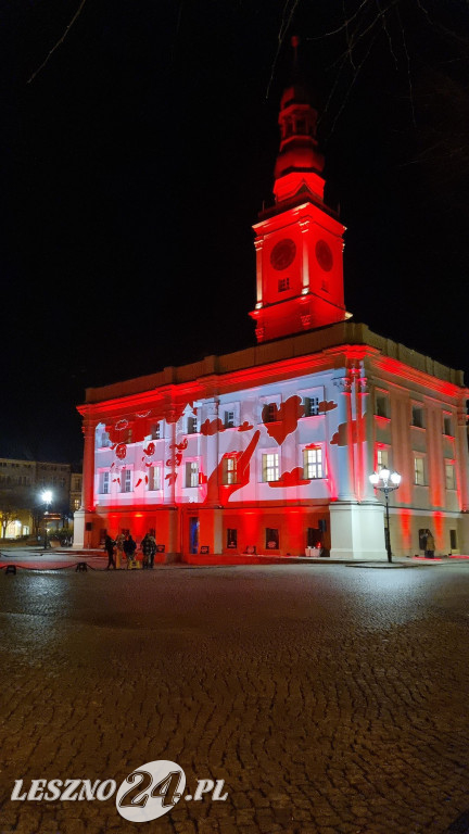 Ratusz w Lesznie podświetlony na czerwono