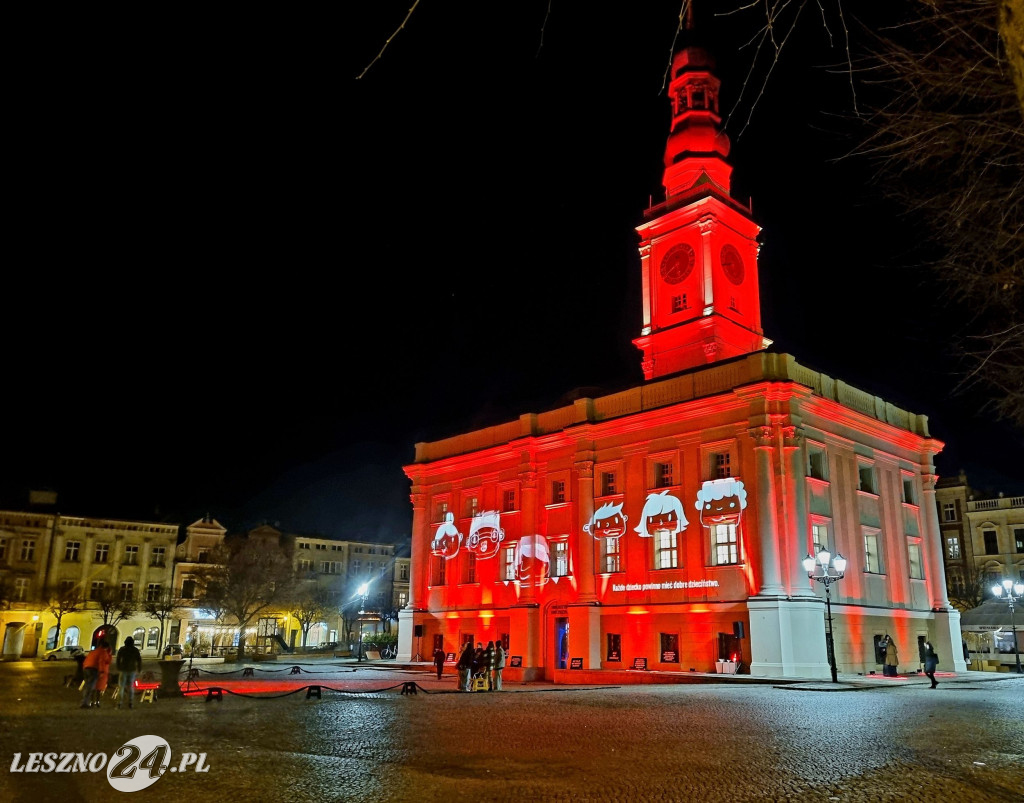 Ratusz w Lesznie podświetlony na czerwono