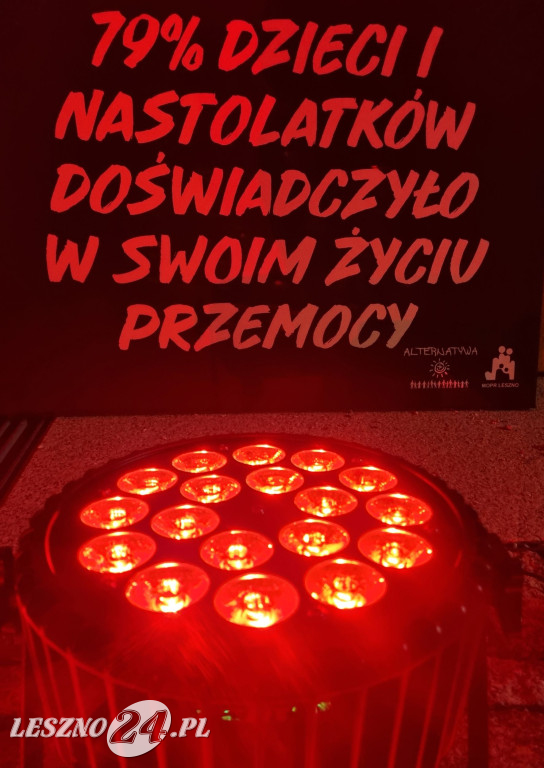 Ratusz w Lesznie podświetlony na czerwono