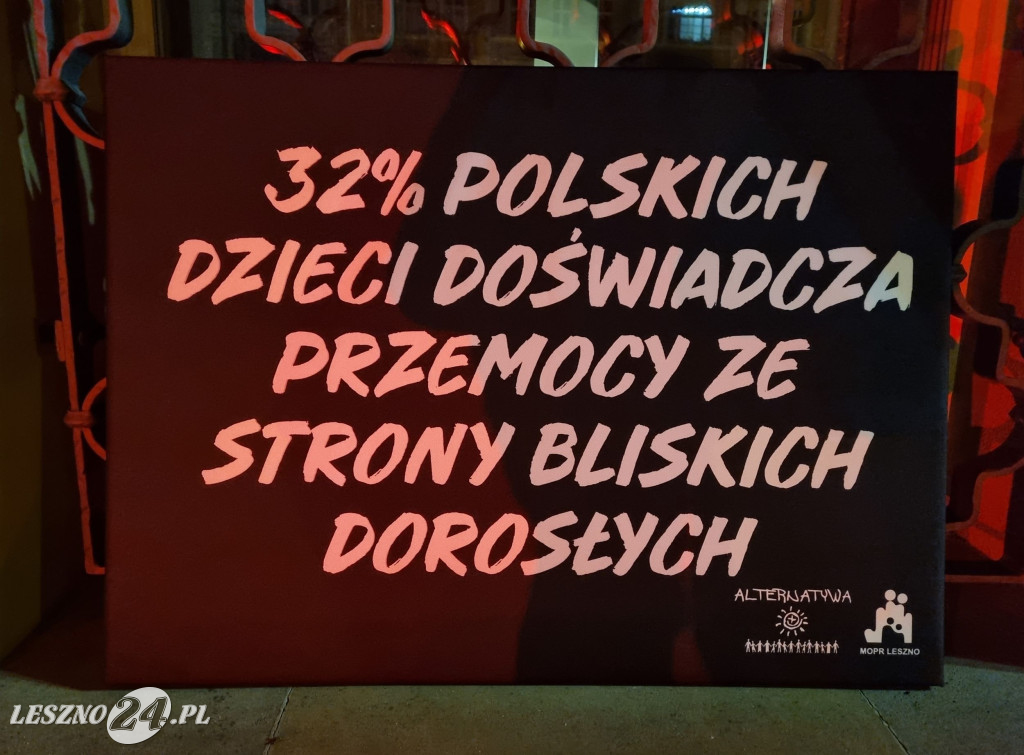 Ratusz w Lesznie podświetlony na czerwono