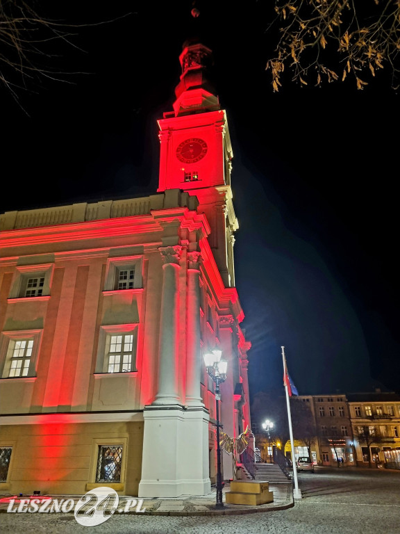 Ratusz w Lesznie podświetlony na czerwono