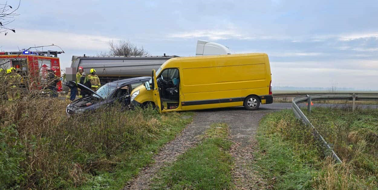 Zderzenie dwóch aut na DK 12 w gm. Święciechowa