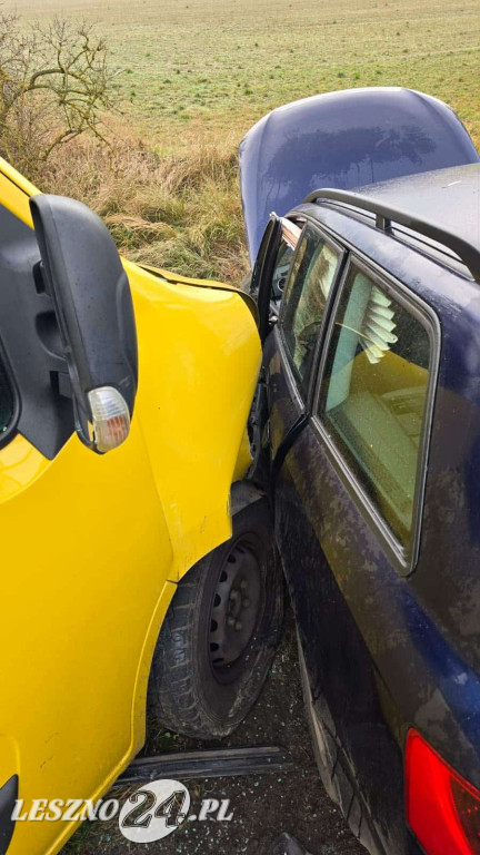 Zderzenie dwóch aut na DK 12 w gm. Święciechowa