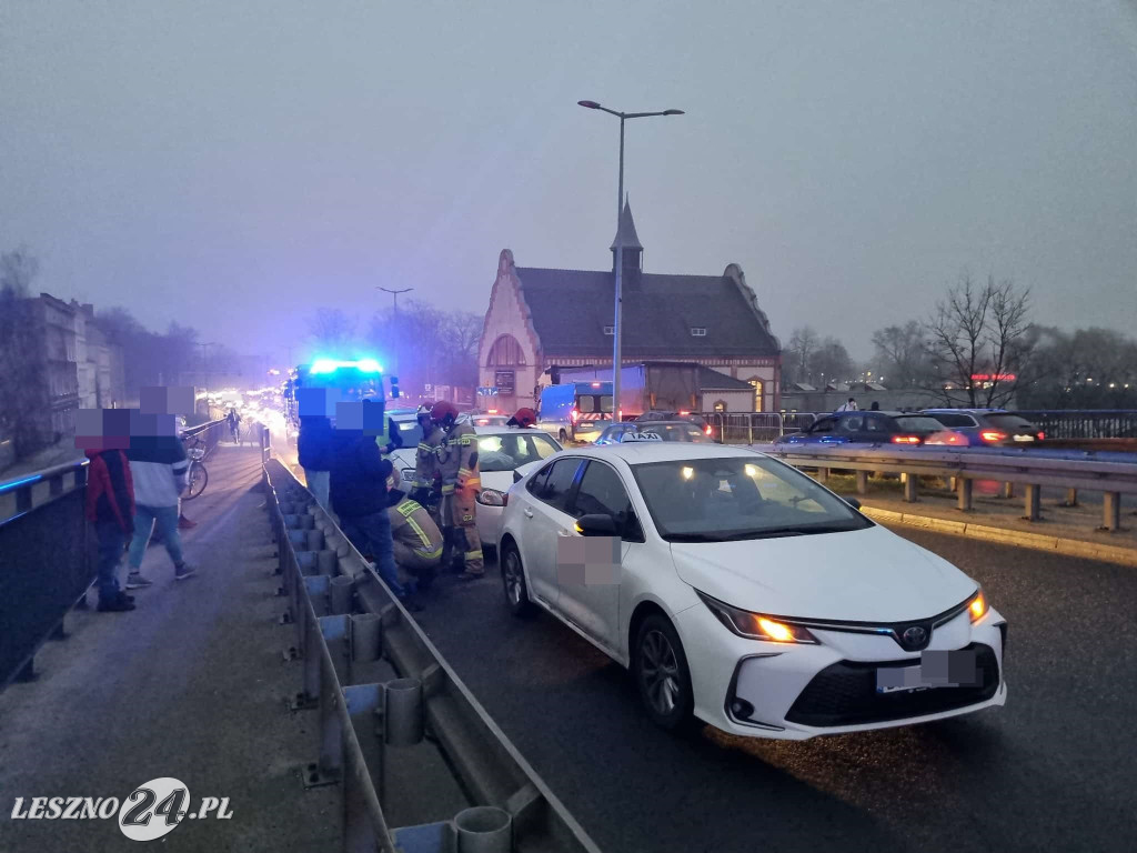 Zderzenie czterech aut na wiadukcie