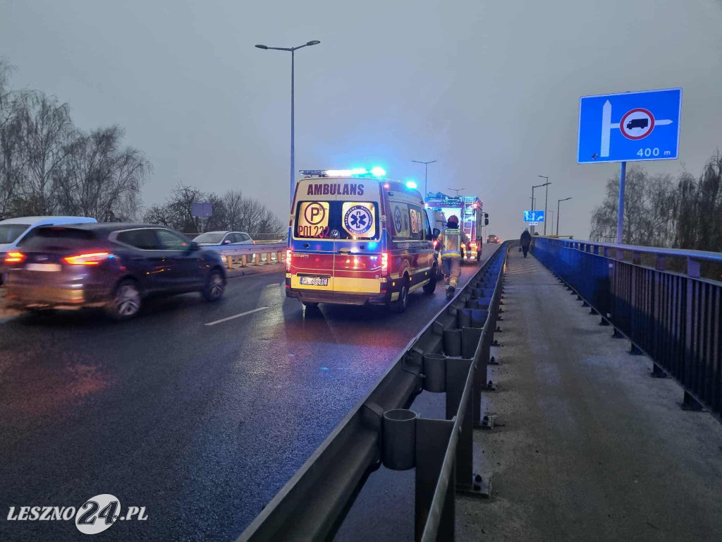 Zderzenie czterech aut na wiadukcie