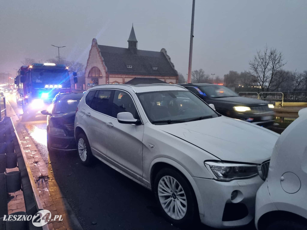 Zderzenie czterech aut na wiadukcie