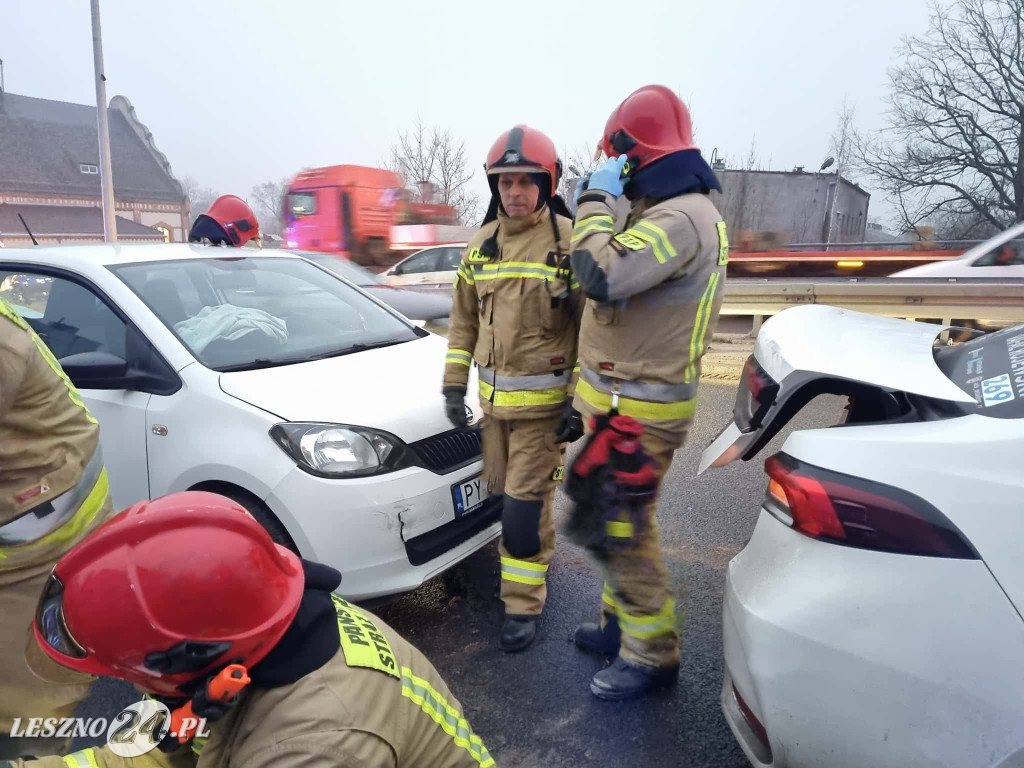 Zderzenie czterech aut na wiadukcie