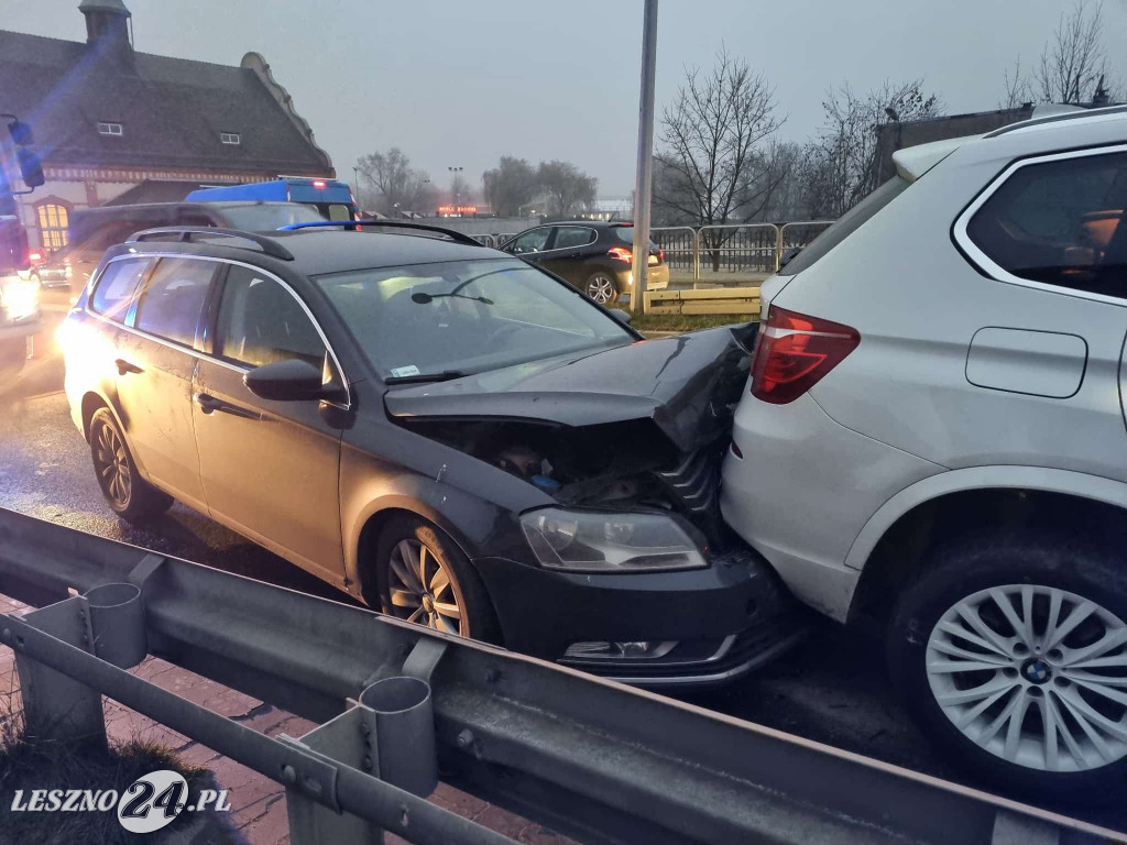 Zderzenie czterech aut na wiadukcie