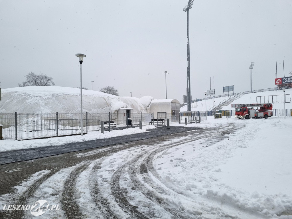 Balon nad lodowiskiem w Lesznie zapadł się pod śniegiem