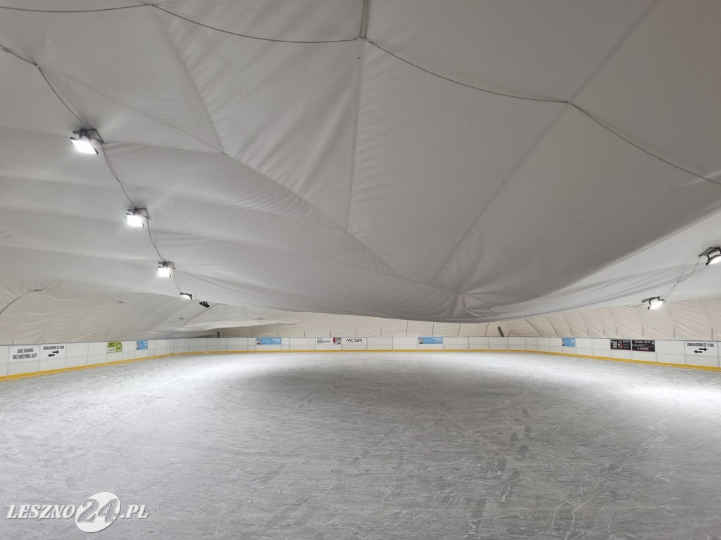 Balon nad lodowiskiem w Lesznie zapadł się pod śniegiem